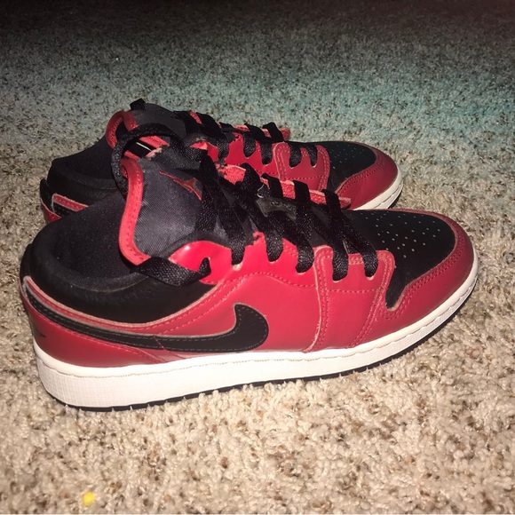 Jordan 1 Low Reverse Bread Peppled Swoosh - Picture 2 of 5